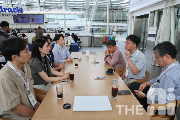 7일 싱가포르 ‘에듀테크아시아 2024’가 열린 마리나 베이 샌즈 엑스포 & 컨벤션 센터에서 (왼쪽부터) 홍창민 울산여고 정보교사, 이나현 영도제일중 수학교사, 이진규 고전초 교사, 신민철 아이스크림미디어 전략기획실장, 김봉제 서울교대 교수(서울교대 AI 가치판단디자인센터장), 송길태 부산대 교수(AI융합혁신대학원장), 임철일 서울대 교수(서울대 미래교육혁신센터장) 등 교육 관계자 7명이 참석해 AI 교육을 논의했다. /구아현 기자