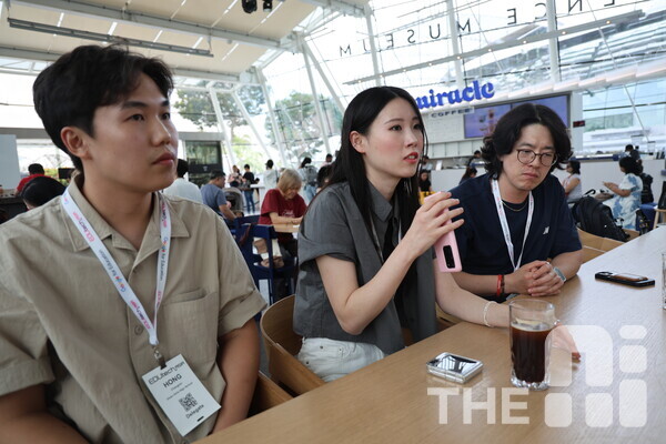 이나현 영도제일중 수학교사(가운데)가 AI 코스웨어를 활용해 수학 교육을 진행해 학습 격차를 줄인 경험을 이야기 하고 있다. (왼쪽부터) 홍창민 울산여고 정보교사, 이나현 영도제일중 수학교사, 이진규 고전초 정보교사. /구아현 기자