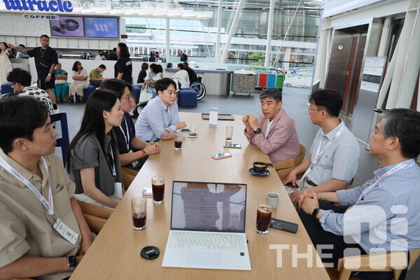 7일 싱가포르 ‘에듀테크아시아 2024’가 열린 마리나 베이 샌즈 엑스포 & 컨벤션 센터에서 (왼쪽부터) 홍창민 울산여고 정보교사, 이나현 영도제일중 수학교사, 이진규 고전초 교사, 신민철 아이스크림미디어 전략기획실장, 김봉제 서울교대 교수(서울교대 AI 가치판단디자인센터장), 송길태 부산대 교수(AI융합혁신대학원장), 임철일 서울대 교수(서울대 미래교육혁신센터장) 등 교육 관계자 6명이 참석해 AI 교육을 논의했다. /구아현 기자