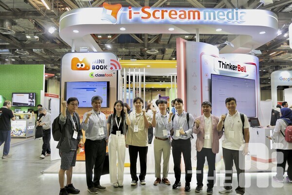 THE AI와 미래 교육과 AI 디지털교과서 대담에 참여한 대담자들이 에듀테크아시아 2024에서 기술을 선보인 ‘아이스크림미디어 부스’에서 기념사진을 찍고 있다. (왼쪽부터) 박수홍 부산대 교수, 임철일 서울대 교수(서울대 미래교육혁신센터장), 이나현 영도제일중 수학교사, 홍창민 울산여고 정보교사, 송길태 부산대 교수(AI융합혁신대학원장, 신민철 아이스크림미디어 전략기획실장, 김봉제 서울교대 교수(서울교대 AI 가치판단디자인센터장), 황민수 THE AI 대표. /구아현 기자