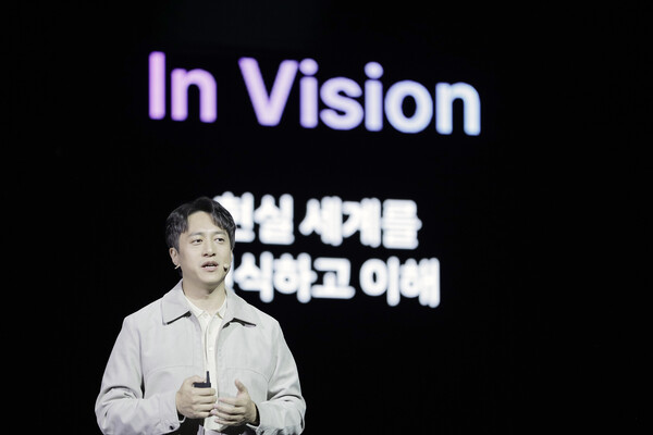 이동환 네이버랩스 비전 그룹 리더는 자체 기술로 구축한 디지털 트윈 솔루션, AI 측위 시스템, 클라우드 서비스 등 공간 지능 관련 기술을 하나로 통합한 ‘NAVER TwinXR’ 플랫폼을 공개했다. /네이버