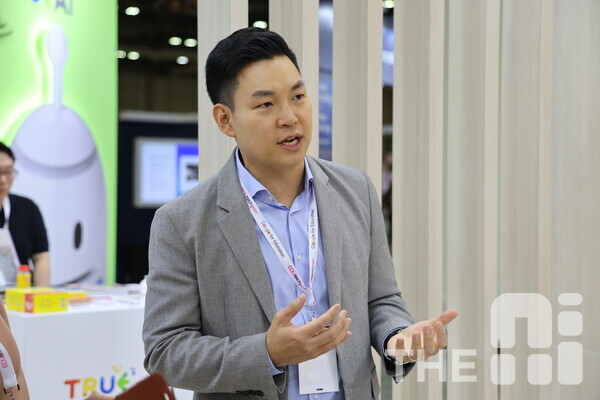 기대원 아이스크림미디어 해외사업 이사가 11월 5일부터 7일까지 싱가포르에서 열린 ‘에듀테크 아시아 2024’ 아이스크림미디어 부스에서 관람객들에게 자사 AI 기반 교육 솔루션에 대해 설명하고 있다. /구아현 기자