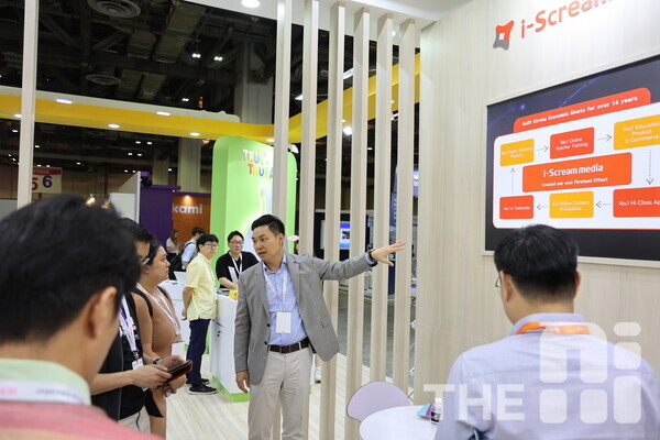 기대원 아이스크림미디어 해외사업 이사가 최근 11월 5일부터 7일까지 싱가포르에서 열린 ‘에듀테크 아시아 2024’ 아이스크림미디어 부스에서 싱가포르 교육부 관계자들에게 AI 기반 교육 도구와 콘텐츠를 소개하고 있다. /구아현 기자