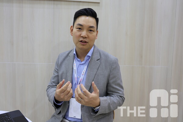 기대원 아이스크림미디어 해외사업 이사가 싱가포르에서 열린 ‘에듀테크 아시아 2024’ 아이스크림미디어 부스에서 진행된 인터뷰에서 아이스크림미디어와 아이스크림아트의 해외 진출 시작을 알리면서 전략에 대해 설명하고 있다. /구아현 기자