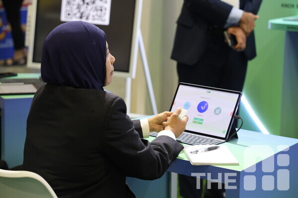  ‘에듀테크 아시아 2024’ 삼성전자 부스에서 한 관람객이 클래스 사티(Class Saathi)를 체험하면서 클릭커(Clicker)를 이용해 퀴즈를 풀고 있다. /구아현 기자