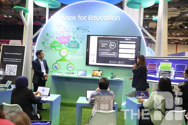 니시타 태그하이브(TagHive) 주임(오른쪽)이 ‘에듀테크 아시아 2024’ 삼성전자 부스에서 클래스 사티(Class Saathi)를 소개하고 있다. /구아현 기자