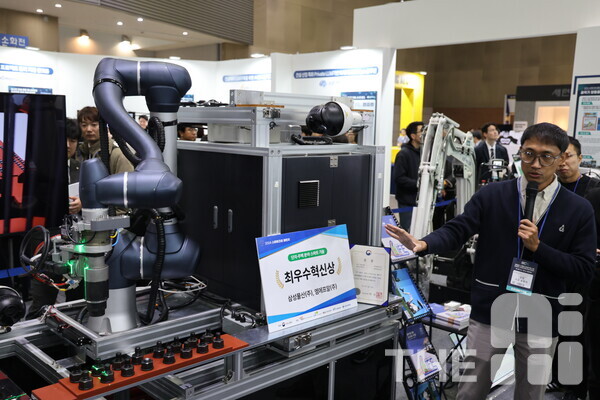 20일 방문한 ‘스마트건설 엑스포(EXPO)’에서 삼성물산과 엠에프알(MFR)이 공동 개발한 철골 볼트 조임 자동화 로봇 시연을 관람객들이 보고 있다. /구아현 기자