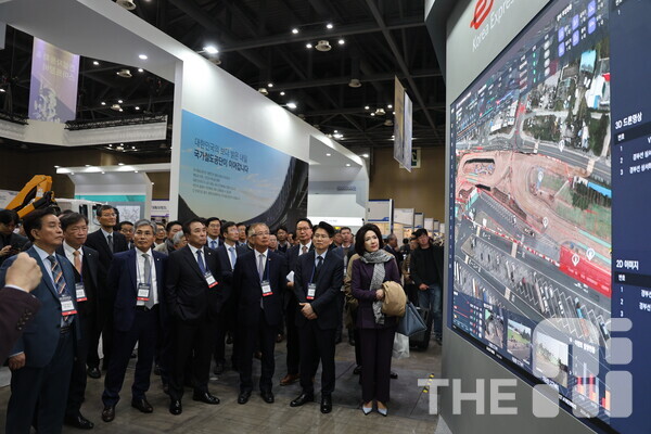 20일 방문한 ‘스마트건설 엑스포(EXPO)’에서 건설 관계자들이 국가철도공단 스마트 안전 관제 시스템을 관람하고 있다. /구아현 기자