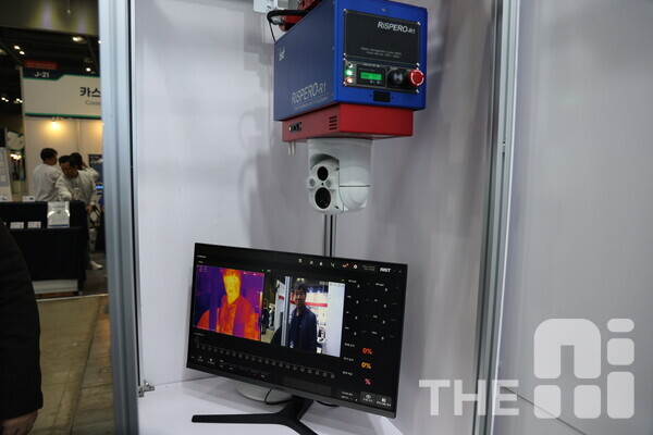 20일 방문한 ‘스마트건설 엑스포(EXPO)’에서 리스트 벤처(RIST Venture)가 선보인 관람객들이 구경하고 있다. /구아현 기자