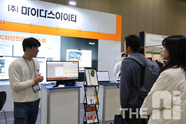 20일 방문한 ‘스마트건설 엑스포(EXPO)’에서 마이다스아이티가 선보인 스마트 지하안전관리 시스템을 관람객들이 구경하고 있다. /구아현 기자