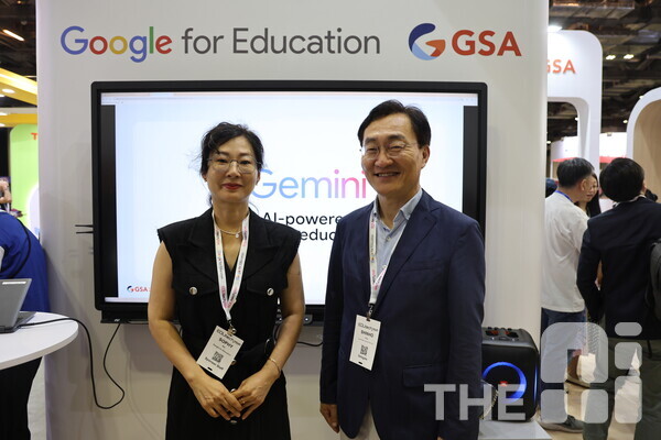 장신호 서울교대 총장(오른쪽)이 6일 싱가포르에서 열린 ‘에듀테크아시아 2024’ 구글 포 에듀테크 부스에서 소피 배(Sophy Bae) 구글 포 에듀케이션 한국 총괄과 미팅을 하고 기념사진을 찍고 있다. /구아현 기자