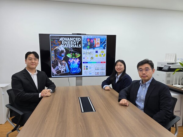 (왼쪽부터) 차세대 전극·촉매로 활용될 수 있는 신소재를 효율적으로 설계하는 인공지능(AI) 기술을 개발한 정인철 한국지질자원연구원 박사, 오세은 KAIST 박사과정, 이강택 KAIST 교수. /KAIST