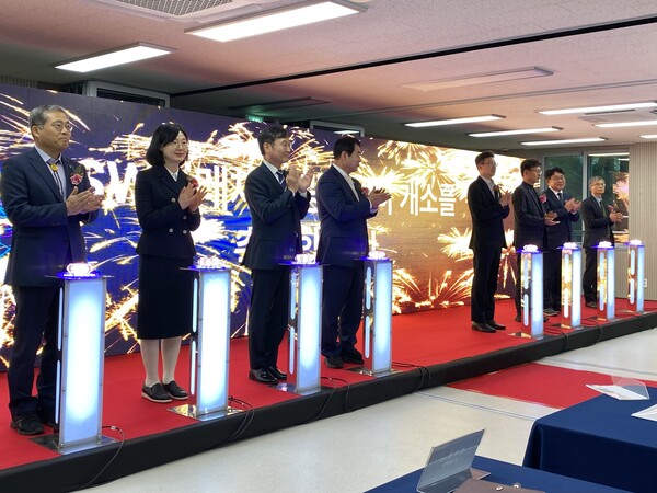 25일 광주정보문화산업진흥원은 빛고을온학교 3층에 광주SW미래채움센터를 구축하고 개소식을 열었다. (왼쪽부터) 이계양 광주푸른꿈창작학교 교장, 조미경 빛고을온학교 교장, 김득중 정보통신산업진흥원(NIPA) 부원장, 이정선 광주광역시교육청 교육감, 황규철 과학기술정보통신부국장, 김용승 광주광역시청 실장.  /광주정보문화산업진흥원