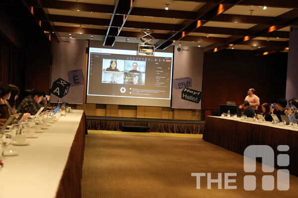 28일 그랜드 하얏트 서울에서 열린 딥엘 기자간담회에서 한국어 지원을 추가한  ‘딥엘 보이스’ 기능에서 ‘보이스 포 컨버세이션(Voice for Conversations)’ 화상회희 실시간 번역 서비스를 시연하고 있다. /구아현 기자