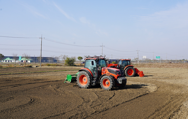 대동이 지난 13일 전북 김제에서 공개한 개발 중인 온디바이스 AI 트랙터가 기능을 시연하고 있다. /대동