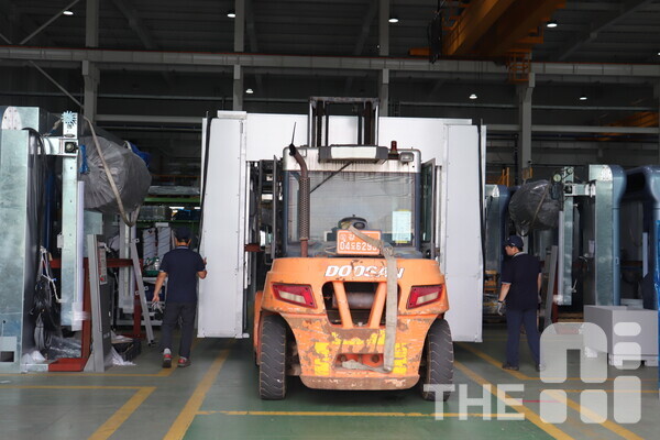 SK케미칼이 지게차 사고 방지를 위해 울산공장에 비전 AI 기술을 도입한 것으로 알려졌다. 사진은 AI CCTV를 설치한 한림기계 산업 현장의 모습. /김동원 기자 