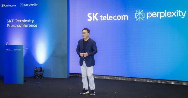 유영상 SK텔레콤 CEO가 4일 서울 중구 사옥에서 퍼플렉시티와 공동 기자간담회를 개최하고 전통적인 키워드 검색에서 AI를 통한 ‘대화형’ 검색으로변화를 이끌 것이라고 발표하고 있다. /SKT