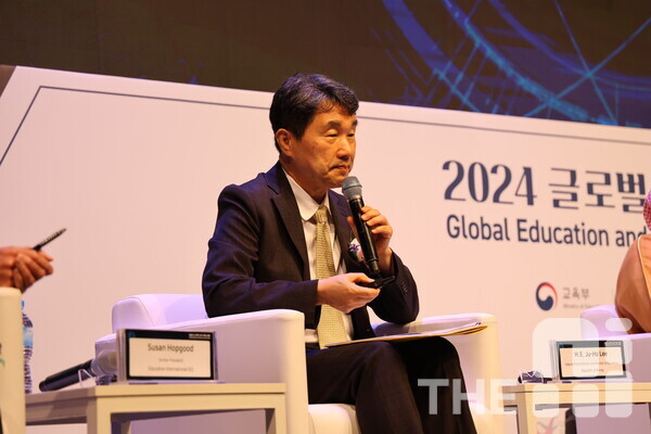 AI 디지털 교과서(AIDT) 도입이 국정 혼란과 정책 변화로 인해 위기를 맞고 있다.  사진은 이주호 부총리 겸 교육부 장관이 지난 8월 28일 서울 신라호텔 다이너스티홀에서 열린 ‘2024 글로벌 교육 혁신 서밋(GEIS)’에서 참여해 AI 기반 교육에 대해 토론하고 있다. /구아현 기자