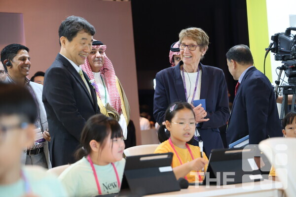  지난 8월 28일 서울 신라호텔 다이너스티홀에서 열린 ‘2024 글로벌 교육 혁신 서밋(GEIS)’에서 이주호 부총리 겸 교육부 장관이 학생들이 AI 디지털교과서 프로토타입을 활용해 수학 수업에 참여하고 있다. /구아현 기자