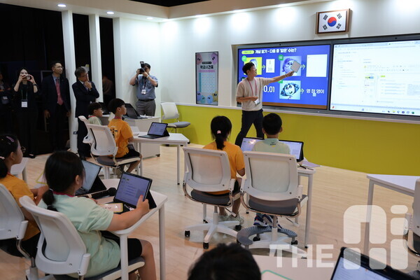  지난 8월 28일 서울 신라호텔 다이너스티홀에서 열린 ‘2024 글로벌 교육 혁신 서밋(GEIS)’에서 학생들이 AI 디지털교과서 프로토타입을 활용해 수학 수업에 참여하고 있다. /구아현 기자