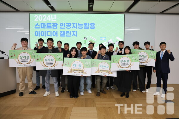 ‘2024년 스마트팜 인공지능 활용 아이디어 챌린지’ 대회가 10일 판교 경기도 성남시 네이버 제2사옥 ‘1784’에서 개최됐다. 대회 개최 후 수상자들과 심사위원 등 관계자들이 기념사진을 찍고 있다. /구아현 기자