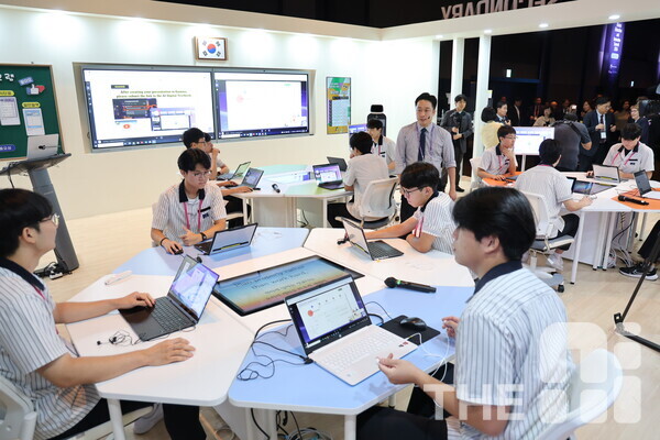 지난 8월 28일 서울 신라호텔 다이너스티홀에서 열린 ‘2024 글로벌 교육 혁신 서밋(GEIS)’에서 고등학생들이 AI 디지털교과서 프로토타입을 활용해 영어 수업에 참여하고 있다. /구아현 