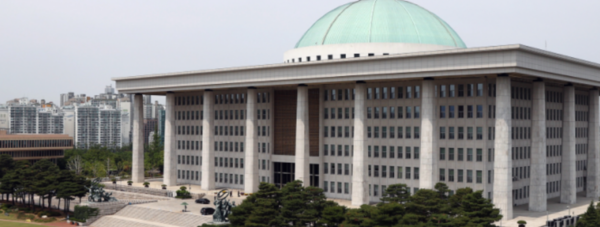 ‘인공지능 발전과 신뢰 기반 조성 등에 관한 기본법안(AI 기본법)’이 탄핵정국 국정 혼란 속에서 26일 국회 본회의를 통과했다. 제정안은 2026년 1월부터 시행된다.