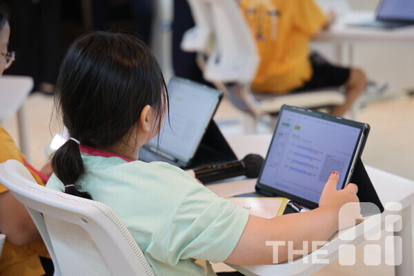 지난해 8월 28일 서울 신라호텔 다이너스티홀에서 열린 ‘2024 글로벌 교육 혁신 서밋(GEIS)’에서 초등학생들이 AI 디지털교과서 프로토타입을 활용해 수학 수업에 참여하고 있다. /구아현 기자