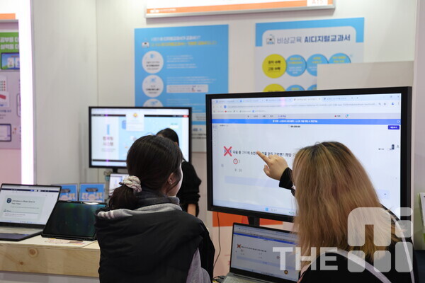 15일 방문한 대한민국 교육박람회 에듀테크코리아 AI 디지털교과서(이하 AIDT) 특별관 비상교육 AI 디지털교과서를 관람객들이 체험하고 있다. /구아현 기자