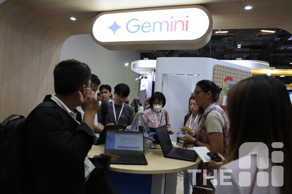 구글 포 에듀케이션이 싱가포르에서 열린 ‘에듀테크아시아 2024’에서 공개한 자사 생성형 AI인 제미나이(Gemini)를 적용한 교육 솔루션을 관람객들이 체험하고 있다. /구아현 기자