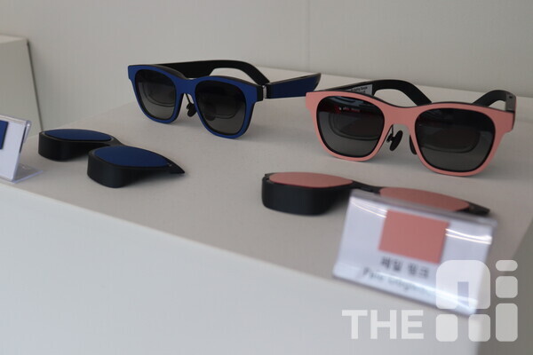 엑스리얼 AR글라스 모습. 최근 AR글라스는 안경과 동일한 디자인에 무게도 가볍게 출시되고 있다. /김동원 기자