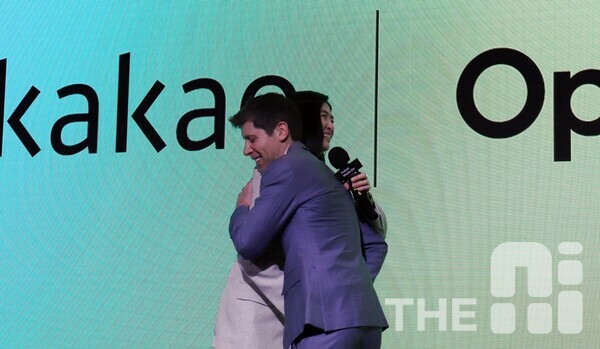 샘 올트먼 오픈AI CEO와 정신아 카카오 대표가 포옹을 하고 있다. /김동원 기자