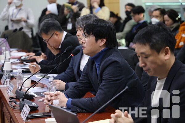 4일 오전 서울 여의도 국회 의원회관 간담회의실에서 열린 ‘딥시크 쇼크’ 대응과 AI 발전 전략 긴급 간담회에서 하정우 네이버클라우드 AI 이노베이션 센터장이 AI 기술 종속을 방지하기 위한 정부 주도 GPU 확보에 대해 제언하고 있다. /구아현 기자