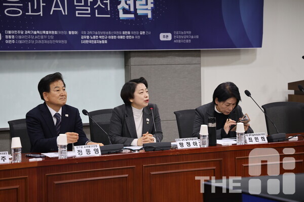 황정아 더불어민주당 과학기술혁신특별위원회 위원장(가운데)을 비롯한 정동영 더불어민주당 AI진흥TF단장(왼쪽) 등 야당 위원들은 과학기술 발전을 위한 추경 편성을 정부와 여당에 촉구하고 있다. /구아현 기자