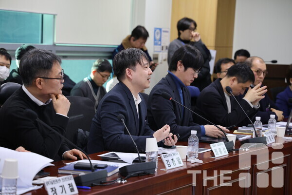 4일 오전 서울 여의도 국회 의원회관 간담회의실에서 열린 ‘딥시크 쇼크’ 대응과 AI 발전 전략 긴급 간담회에서 최홍섭 마음AI 기술총괄 대표가 GPU 숫자 경쟁보단 온디바이스AI 산업을 키워야 한다고 주장하고 있다. /구아현 기자