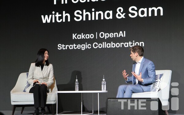 정신아 카카오 대표와 샘 올트먼 오픈AI CEO가 협력 내용에 대한 이야기를 나누고 있다. /THE AI