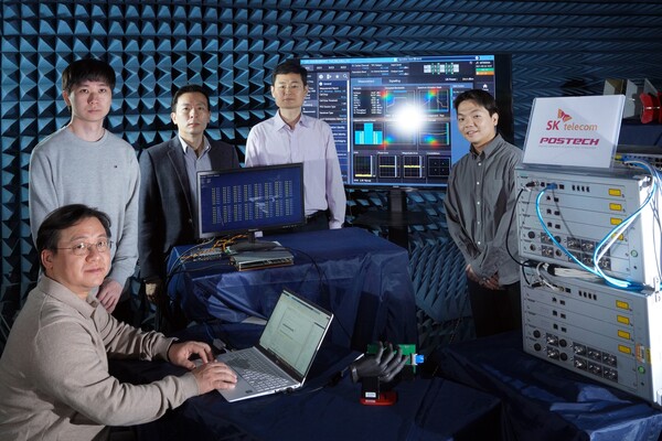 SK텔레콤 연구원과 홍원빈 포스텍 전자전기공학과 교수팀이 포스텍 연구실에서 스마트폰에 내장된 안테나 개수를 늘려 통신 성능을 높이는 기술을 시험하고 있다. /SK텔레콤