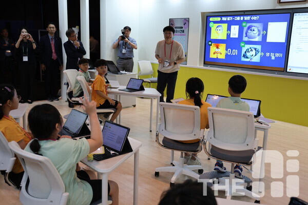지난해 8월 28일 서울 신라호텔 다이너스티홀에서 열린 ‘2024 글로벌 교육 혁신 서밋(GEIS)’에서 초등학생들이 AI 디지털교과서 프로토타입을 활용해 수학 수업에 참여하고 있다. /구아현 기자