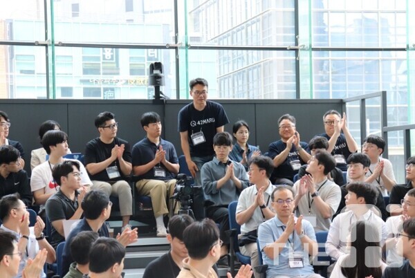 지난해 8월 포티투마루, 성균관대, 부산대, UNIST, 인하대가 함께한 ‘2024 생성AI 선도인재양성사업 워크숍’에서 김동환 포티투마루 대표가 인사하고 있다. /김동원 기자