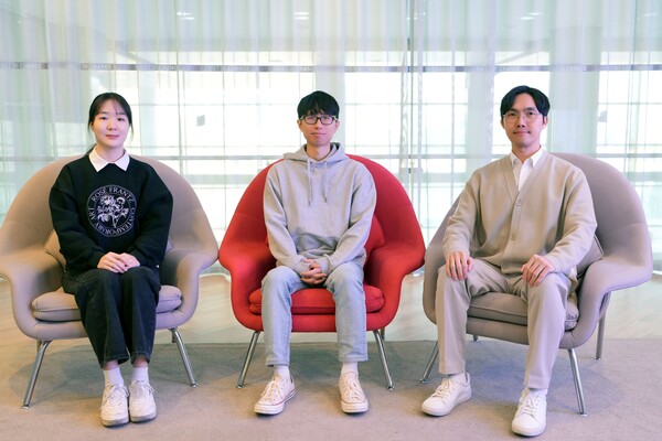 (우측부터) 곽원진 교수, 이현욱 연구원, 윤홍빈 연구원 /울산과학기술원