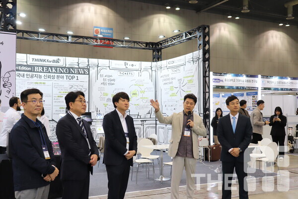 이준석 개혁신당 의원, 광주정보문화산업진흥원장, 성제훈 경기도농업기술원장 등 관계자들에게 AI 신뢰성에 대해 설명하고 있다. /김동원 기자