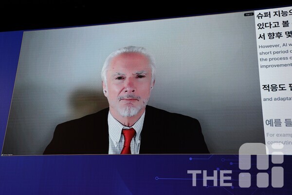 11일 코엑스 그랜드볼룸에서 진행된 AI서울 2025에서 제리 카플란 미국 스탠포드대 교수가 기조 세션을 진행하고 있다./ 구아현 기자