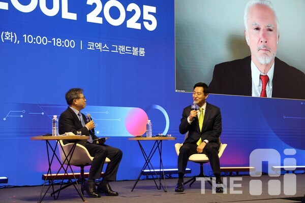 11일 코엑스 그랜드볼룸에서 진행된 AI서울 2025에서 오세훈 서울시장(오른쪽)과 제리 카플란 미국 스탠포드대 교수(화면)이 특별 대담을 진행하고 있다. /유덕규 기자