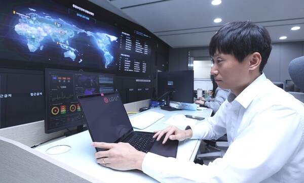 LG유플러스가 스미싱 범죄 조직이 악성 앱 주소(URL)를 변조해 차단 조치를 우회하려는 꼼수까지 포착하는 ‘AI 악성 앱 분석 솔루션’을 도입했다. 사진은 LG유플러스 임직원이 고객피해방지 분석시스템을 활용해 사이버위협에 대해 관제하고 있는 모습. /LG유플러스