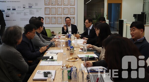 최은수 서울중남부AI사업협동조합 이사장(가운데)과 관계자들이 중소기업중앙회 참석자들과 AI 관련 논의를 하고 있다. /김동원 기자