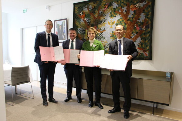 (왼쪽부터)  11일(현지시간) 프랑스 파리에서 열린 AI 정상회의 일환으로 열린 고위급 원탁회의에서 아일랜드·영국·프랑스 개인정보 감독기관장, 고학수 개인정보위위원장 등이 공동선언문에 서명했다. 호주는 화상으로 참석했다. /개인정보위