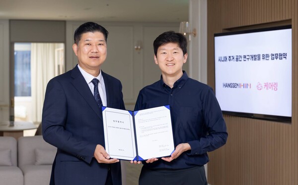12일 경기도 화성에 위치한 케어링스테이 레이크점에서 이승준 한샘 이사(왼쪽)와 김태성 케어링 대표가 시니어 주거 공간 연구 개발을 위한 업무협약식에서 기념 촬영을 하고 있다. /케어링