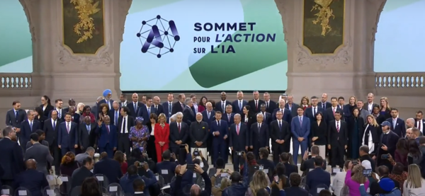 11일(현지시간) 프랑스 파리에서 열린 제3차 AI 행동 정상회의 폐막 후 주요 국가 대표들이 단체 사진을 찍고 있다. /프랑스 대통령실 유튜브 캡처