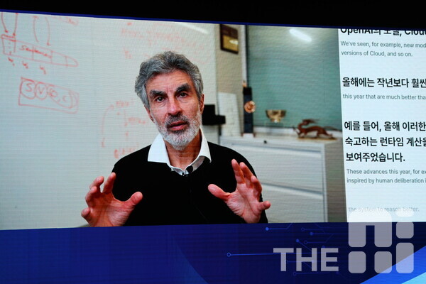 요슈아 벤지오(Yoshua Bengio) 캐나다 몬트리올대 교수가 11일 ‘AI SEOUL 2025’ 콘퍼런스에 참석해 인간 지능 수준을 능가하는 범용 인공지능(AGI)이 인간 통제에 벗어날 위험을 막을 완벽한 해결책이 없다고 경고했다. /유덕규 기자