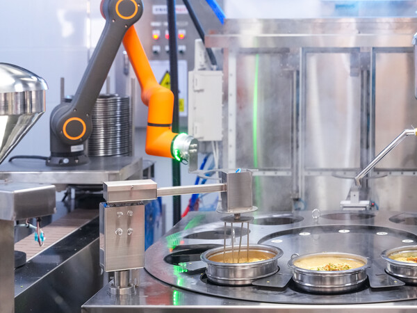 논공휴게소 주방에 설치된 한화로보틱스의 조리로봇 /한화로보틱스